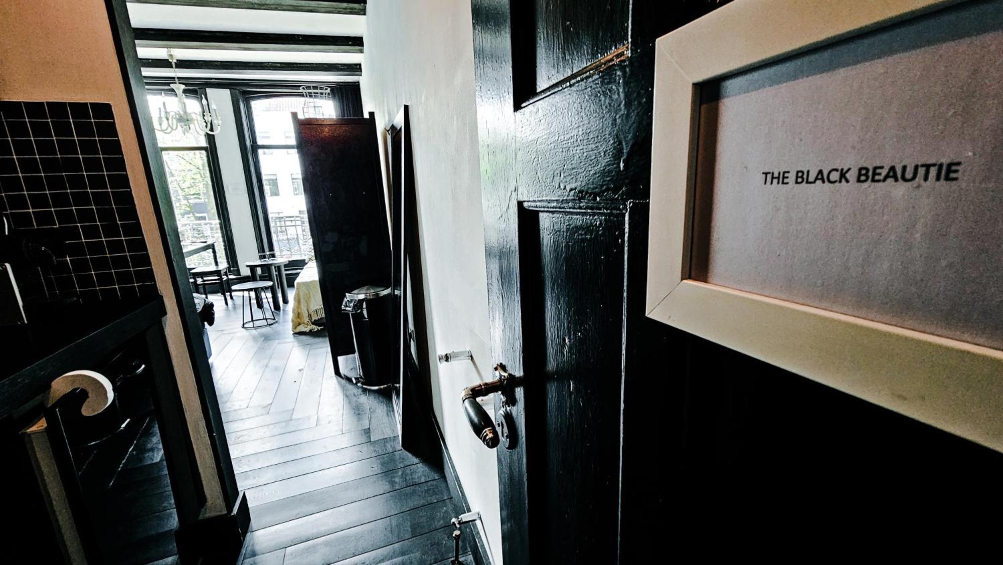 The Black Beauty Private Studio With Canal View From 1799 Amsterdam Exterior photo